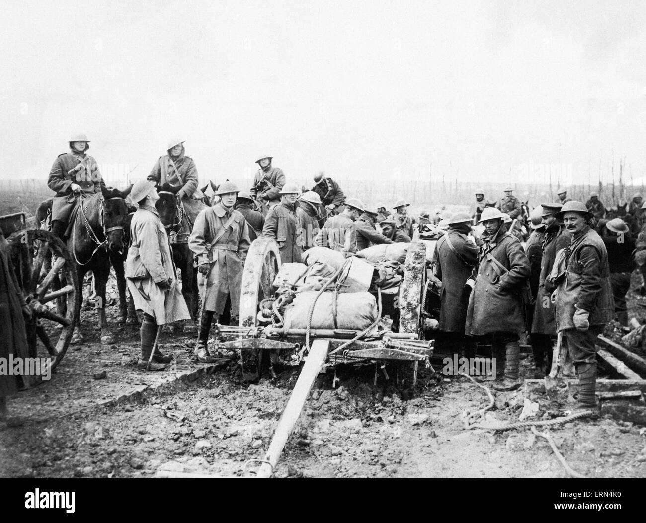 Eine Versorgung sind an der Front über eine neu aufgenommene Straße während der Schlacht von Arras Circa 17. April 1917 erzogen Stockfoto
