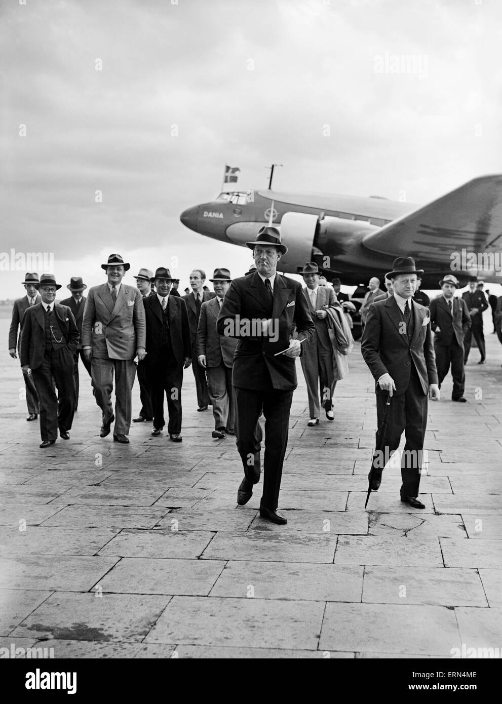 Prinz Axel von Dänemark zu einem offiziellen Besuch DIS begibt sich vom dänischen Luftleitungen Focke-Wulf Fw 200A-0 Condor OY-DAM Dania gesehen hier in Croydon am 28. Juli 1938, nach dem Abschluss des Erstfluges von Kopenhagen nach London. Stockfoto