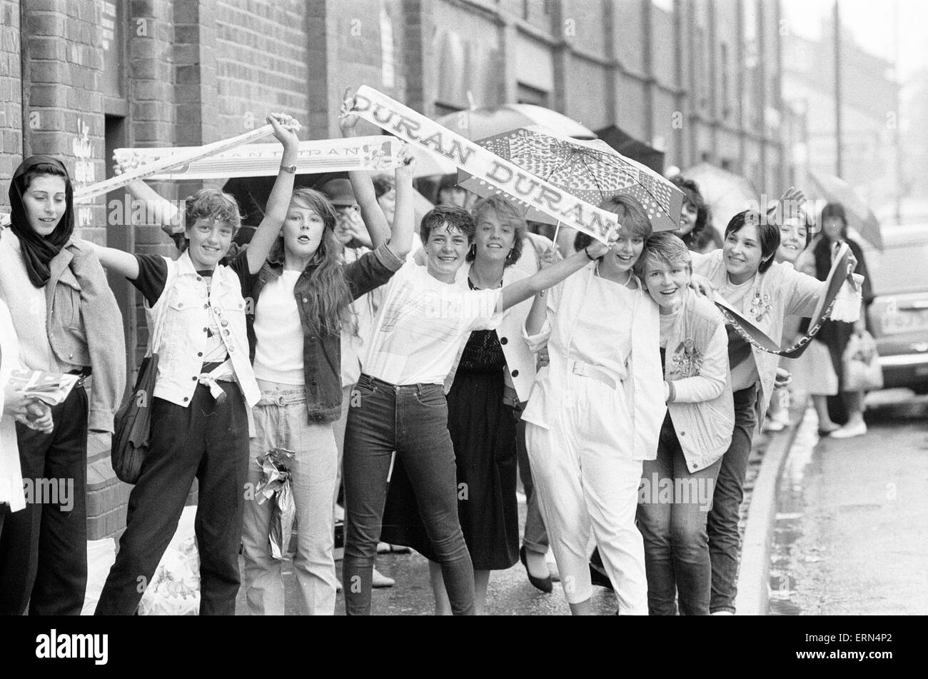 Fans in die Warteschlange draußen Fußball Boden vor Duran Duran Konzert im Villa Park, Birmingham, Samstag, 23. Juli 1983. Stockfoto
