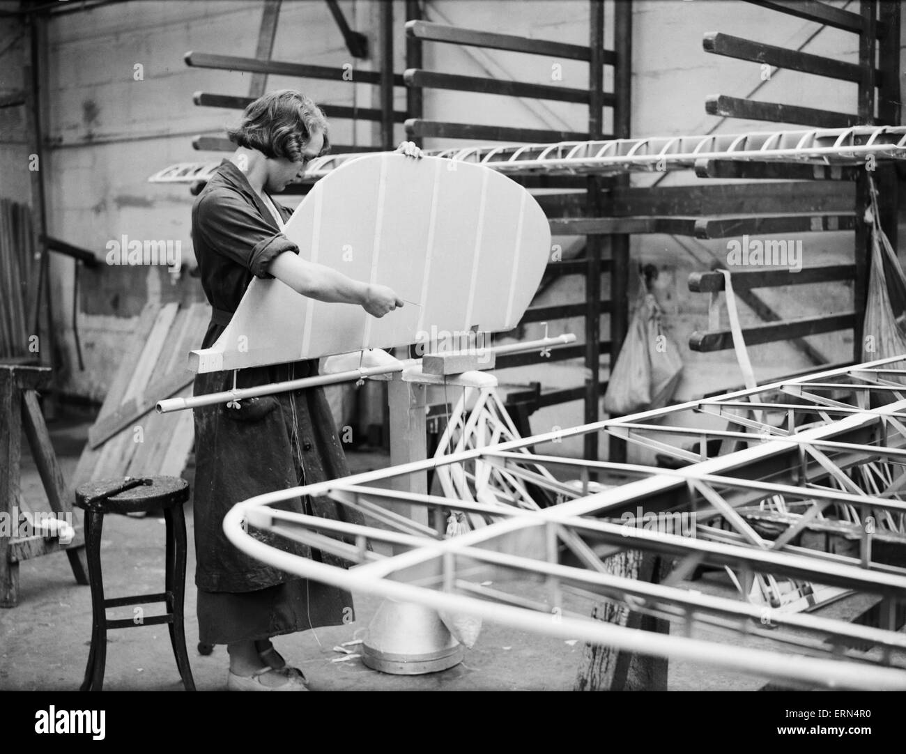 Frau passt das Ruder beim Bau des Flugzeugs Meilen 3 Falcon Philips und Powis werkseitig auf Woodley Flugplatz, 2. April 1934 lesen Stockfoto