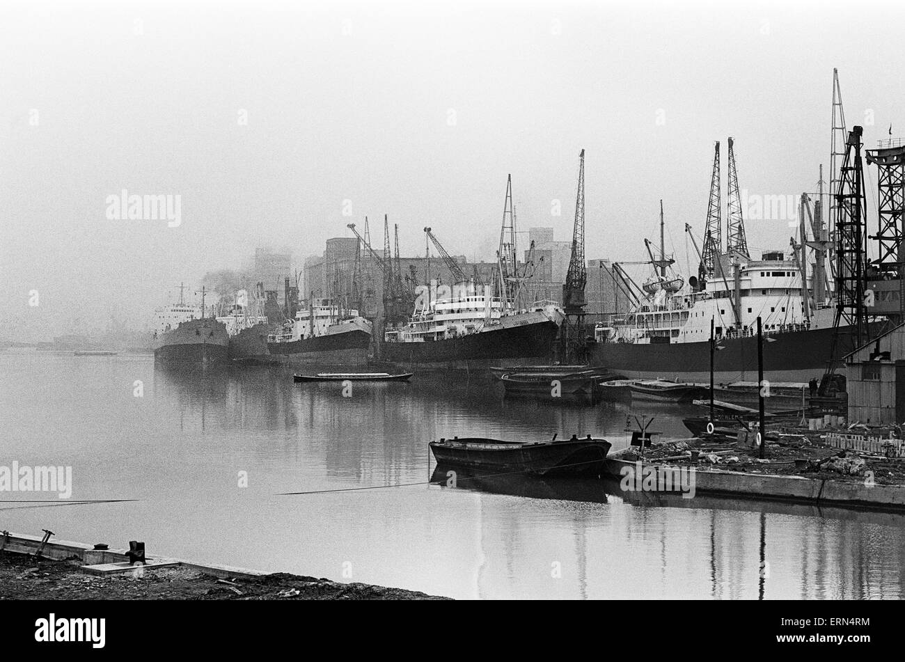 Schiffe in Victoria Dock Pool von London, 21. November 1964. Stockfoto