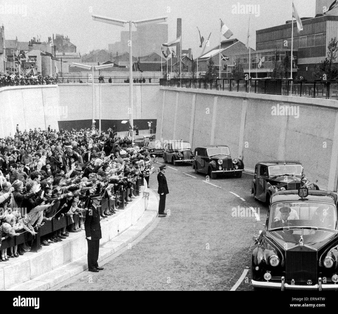 Das Royal Auto beendet der Clyde-Tunnels nach Queen Elizabeth II die Eröffnungsfeier durchgeführt hatte. Das Auto ist aus der nördlichen Seite des Tunnels kommen sehen. 3. Juli 1963. Stockfoto
