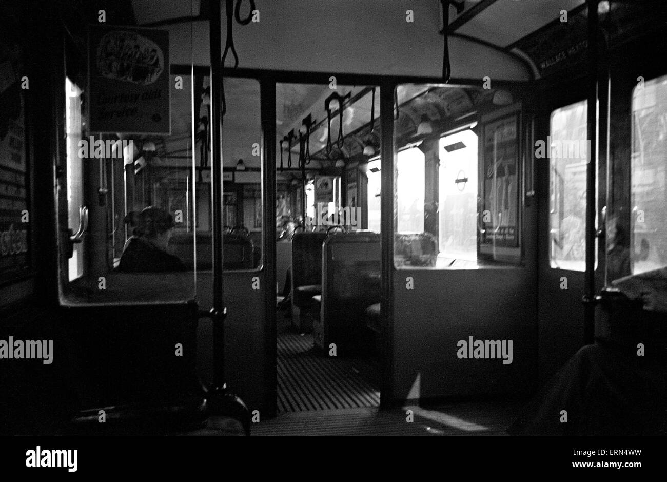 Innenraum eines Londoner U-Bahn-Wagens. Ca. 1946 Stockfoto