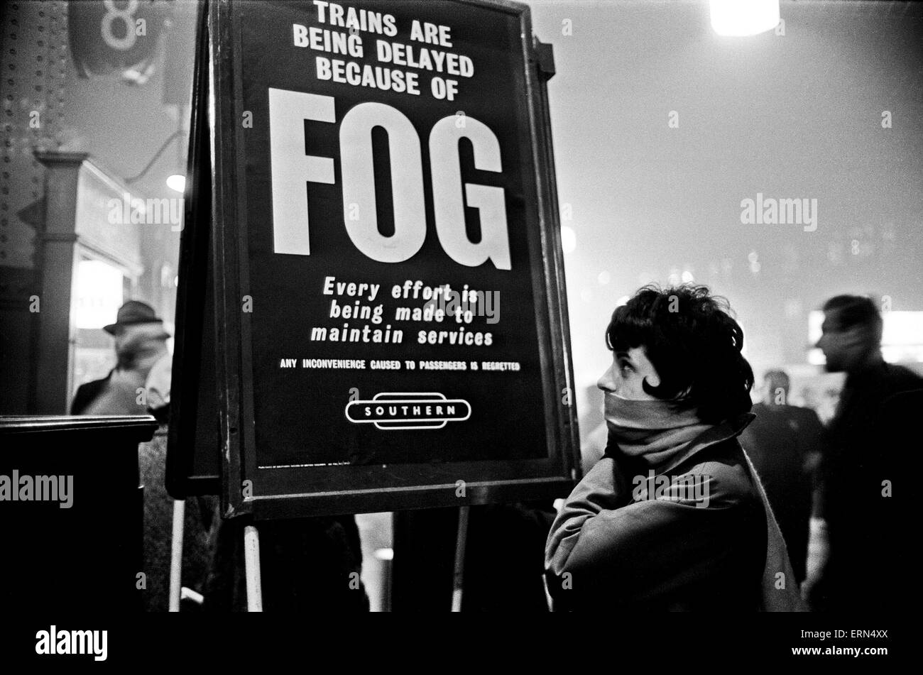 Massen von Menschen sehen, wartet an der Waterloo Station, da Züge aufgrund von Nebel, 4. Dezember 1962 verzögert werden. Stockfoto