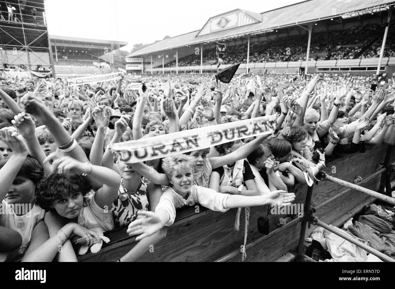 Duran Duran in Konzert im Villa Park, Birmingham, Samstag, 23. Juli 1983. Massenszenen. Stockfoto