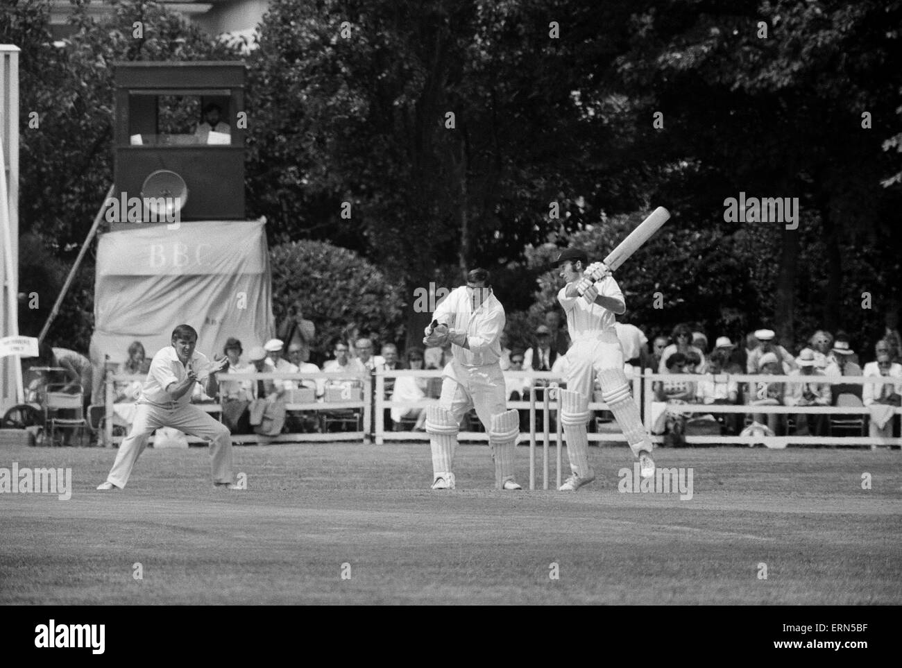 Essex V Lancashire County Cricket Championship match bei Valentins Park, Ilford. Essex Batsman spielt und während seiner Seite Innings vermisst. 13. Juni 1970. Stockfoto