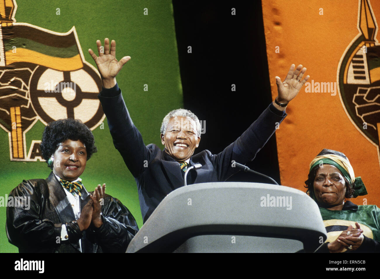 Nelson-Mandela-ANC-Präsident von Südafrika im Wembley-Stadion mit seiner Frau Winnie African National Congress Februar 1990 W De Klerk demontiert Apartheid in Südafrika. Südafrikanischen Präsidenten hob das 30-Jahr-Verbot auf führender Anti-Apartheid-Gruppe des African National Congress. Stockfoto