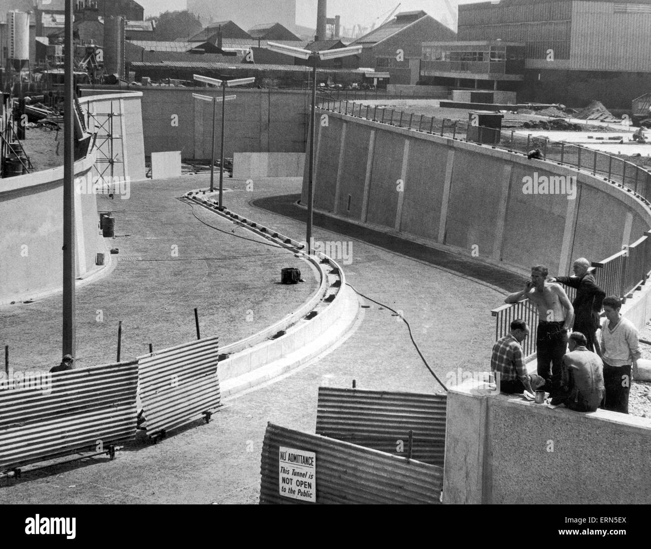 Der Ansatz des neuen Clyde-Tunnels auf der Whiteinch Seite, kurz vor der offiziellen Eröffnung. Juni 1963. Stockfoto