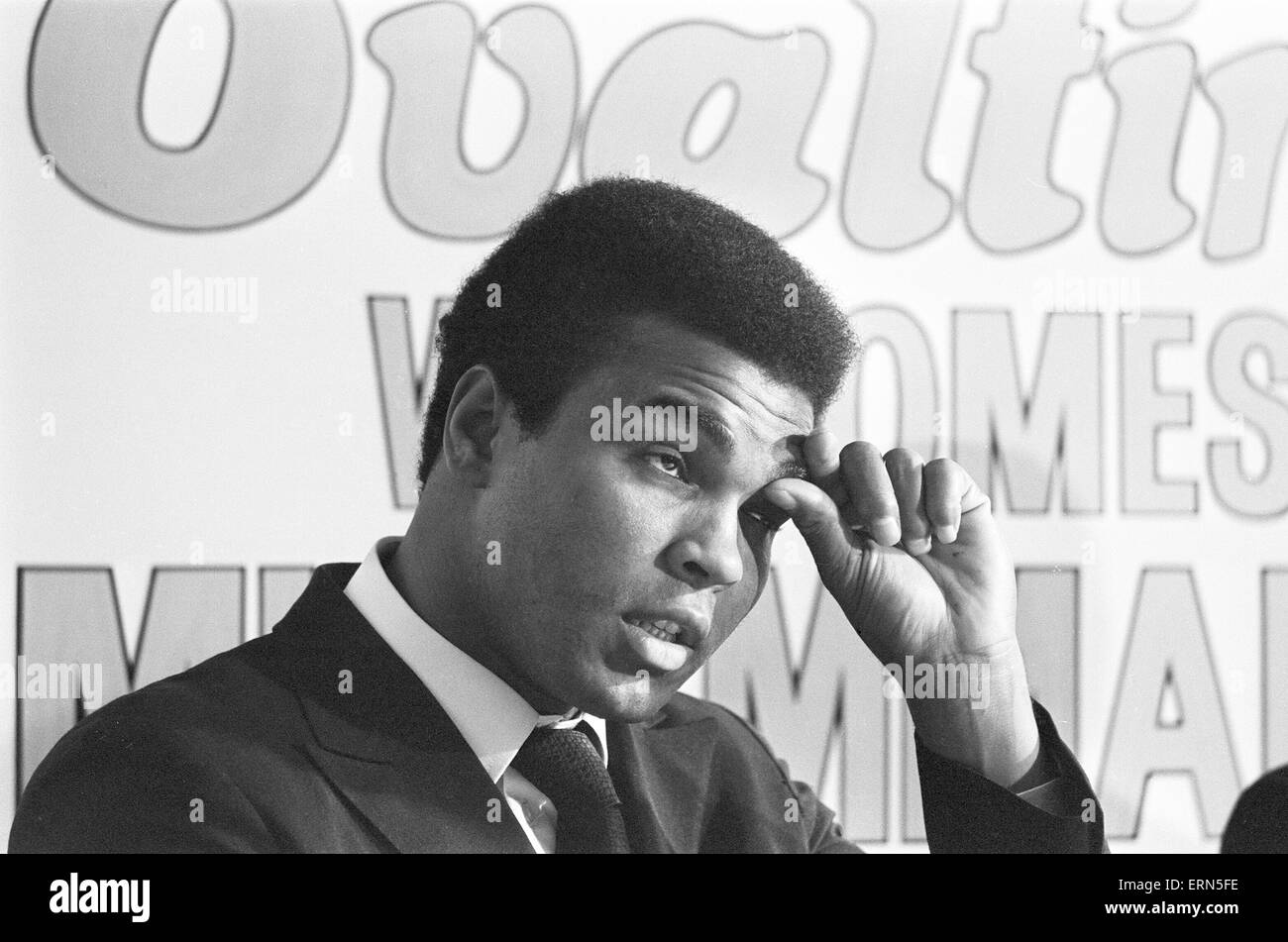 Muhammad Ali besucht die Co-op und der Bahnhof Birmingham New Street während seiner Promotion-Tour für Ovomaltine vor dem Hosten einer Pressekonferenz im Hotel Albany. 13. Oktober 1971. Stockfoto