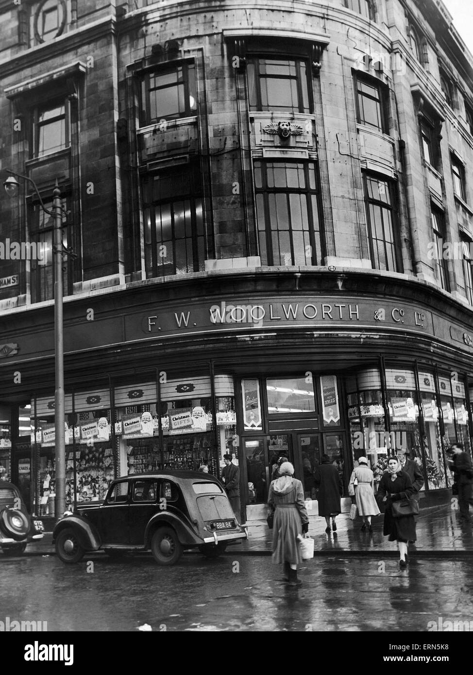 F W Woolworth speichern an der Ecke von Oldham Street und Piccadilly, Manchester, Greater Manchester. 29. November 1956 Stockfoto