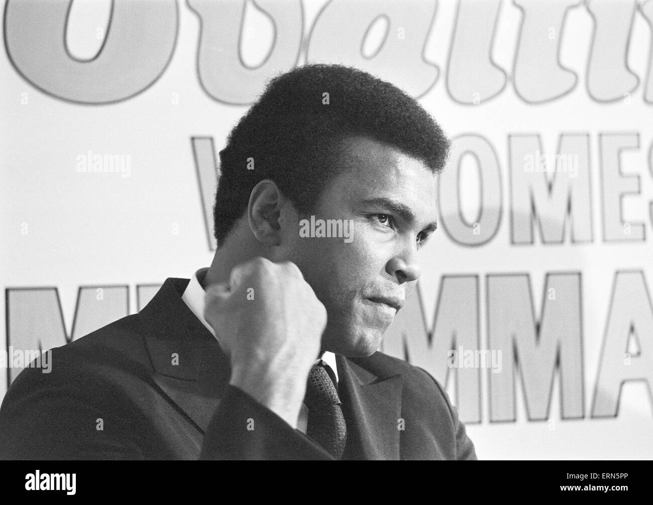 Muhammad Ali besucht die Co-op und der Bahnhof Birmingham New Street während seiner Promotion-Tour für Ovomaltine vor dem Hosten einer Pressekonferenz im Hotel Albany. 13. Oktober 1971. Stockfoto