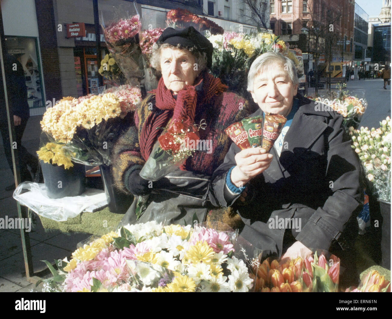 Nellie Halsted (links) das älteste Blumenmädchen in dem Land gesehen hier bei ihrem Market Street stall mit Victoria Scappaticci eines der Straßenhändler, die weiter vom Manchester Rat gesagt worden. 29. März 1993 Stockfoto