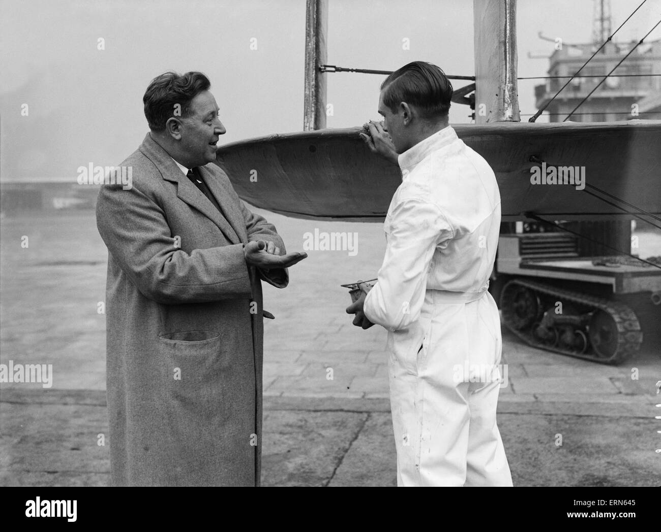 Bodenpersonal gesehen hier Anwendung "Killfrost" anti-Icing-Agent auf den Flügeln der Imperial Airways Flug von London Croydon Flughafen nach Paris. 23. November 1937 Stockfoto
