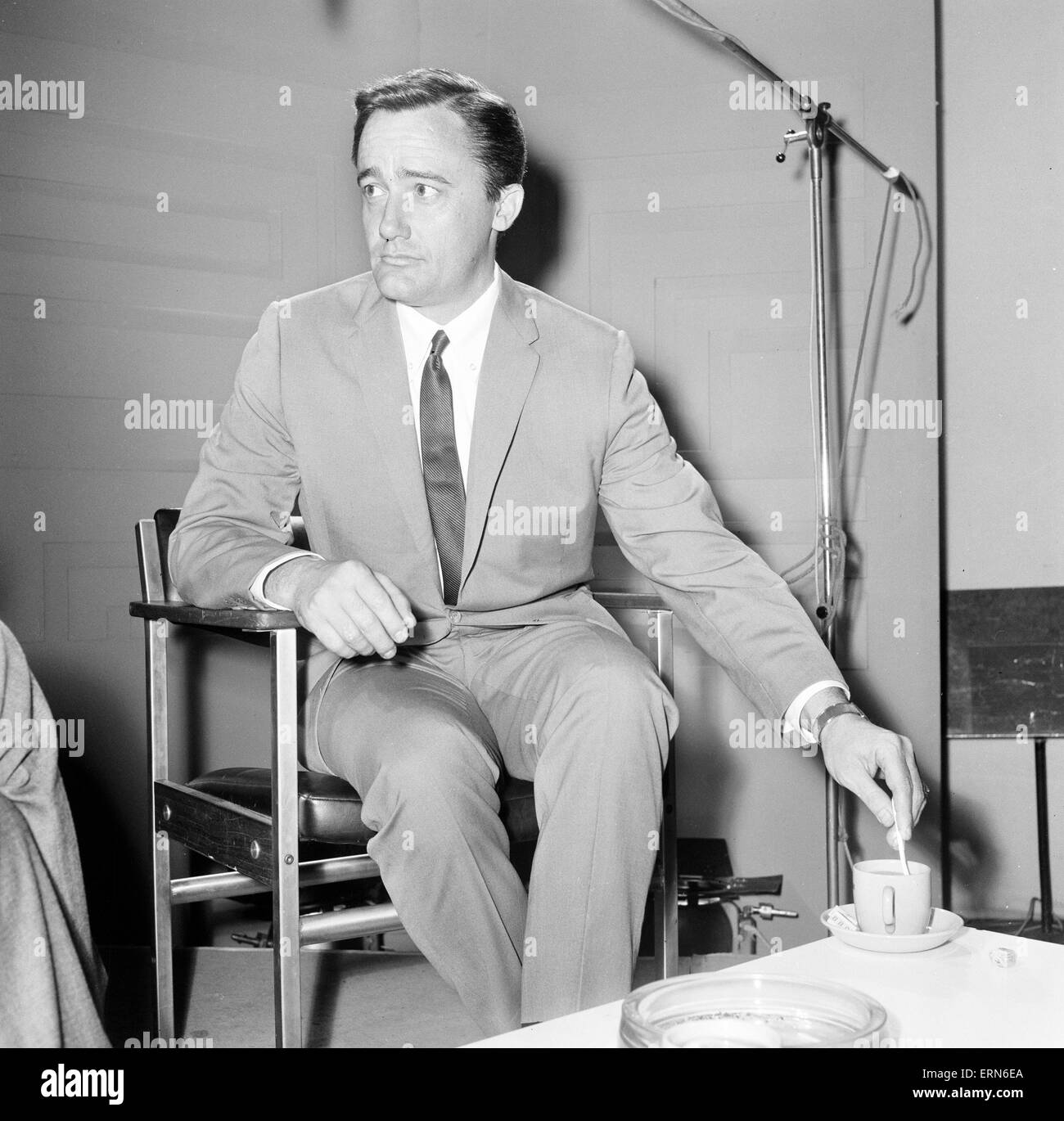 Robert Vaughn, Schauspieler, spielt die Rolle des Geheimagenten Napoleon Solo in NBC show The Man from U.N.C.L.E, abgebildet auf BBC TV-Zentrum, Shepherds Bush, London, 21. März 1966. UK-Promotion-Tour. Stockfoto