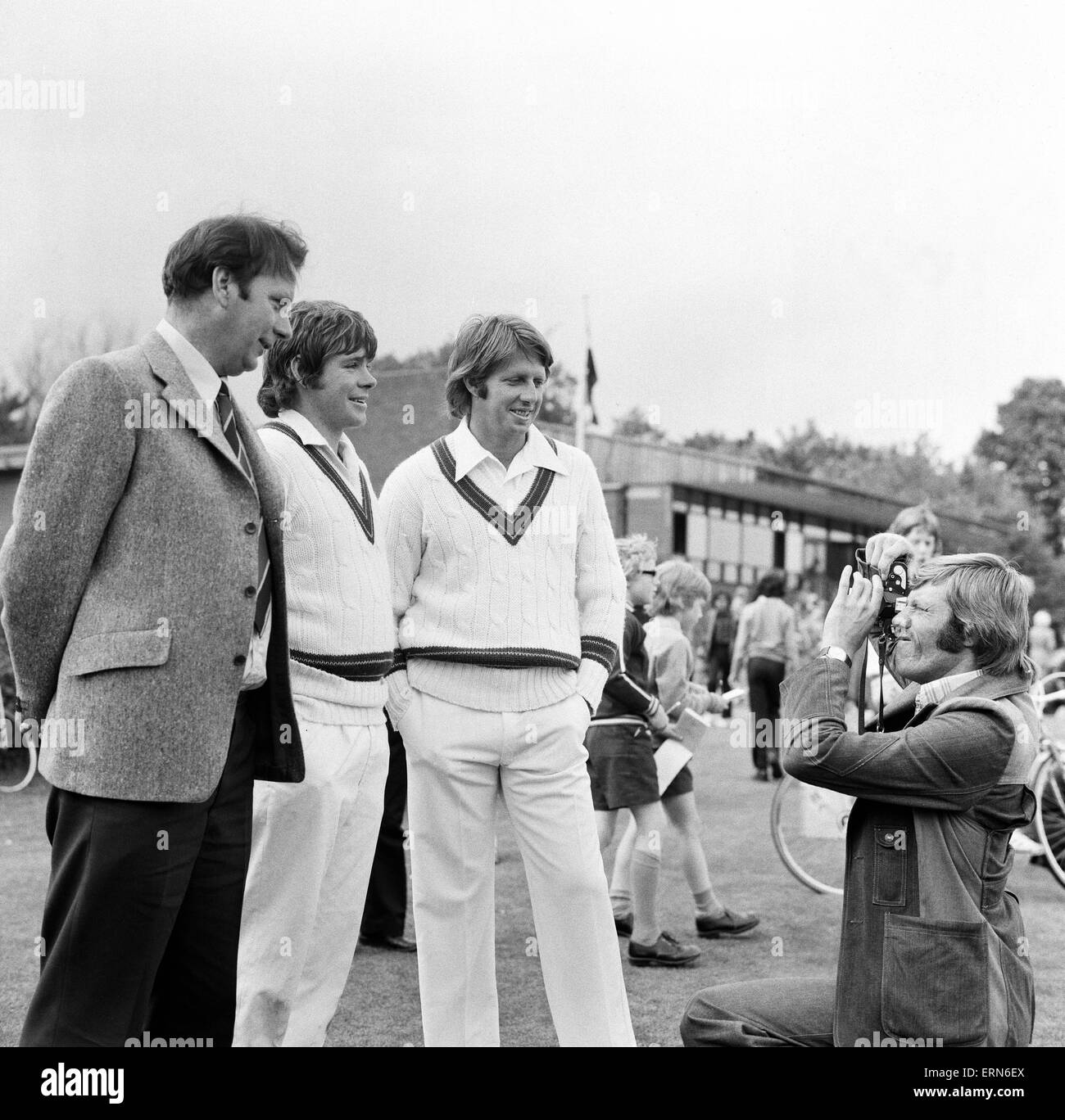 Das Touring Australian Testteam in England, Besuch Southgate-Kricket-Verein vor die Asche Testspiele. Ein Mitglied der Southgate Ross Collins die Chance schnappte auf ein Bild schnell Bowler Jeffrey Thomson (ganz rechts) und Jim Higgs (Mitte) mit Southgate Jim Conroy Kapitän (links). 4. Juni 1975. Stockfoto