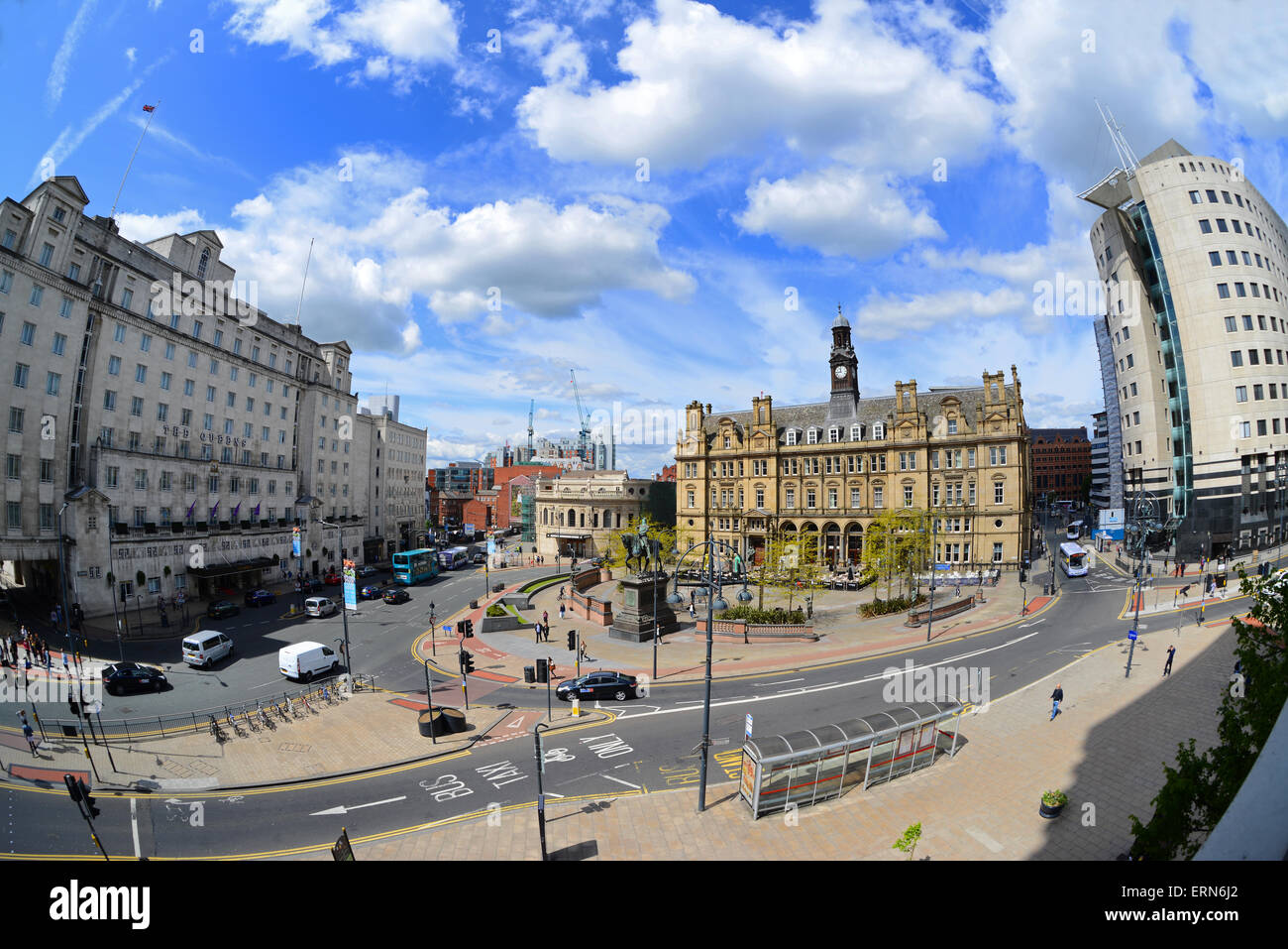 quadratische Stadt Leeds, Yorkshire, Vereinigtes Königreich mit Statue, Edward Prince Of Wales, der schwarze Prinz, der bei Crécy kämpfte Stockfoto