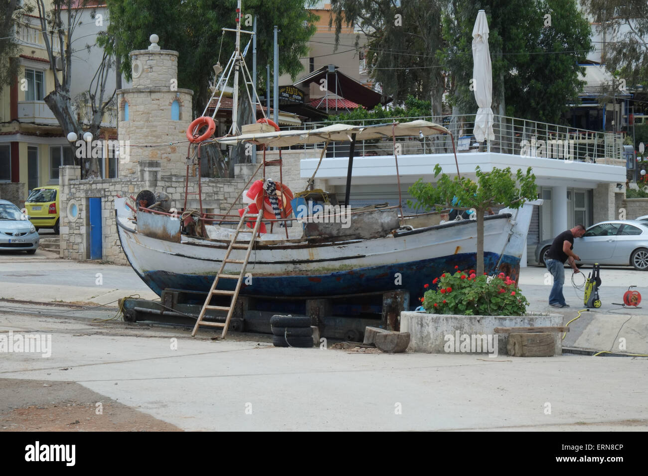 Boot-Wartung bei Georgioupolis Kreta Creece Stockfoto