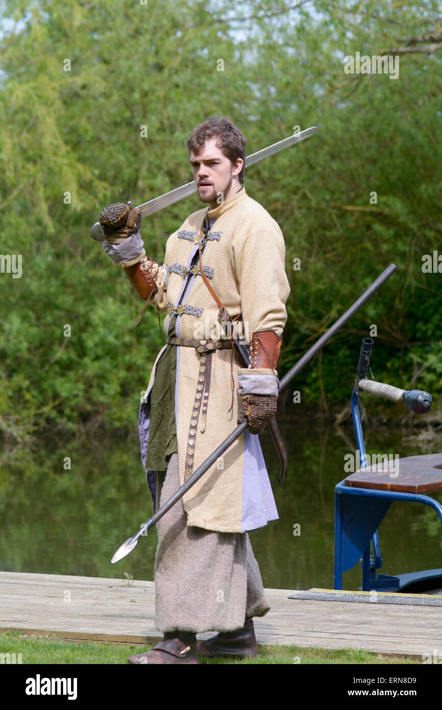 Wikinger Reenactment Gruppe Clan Wulfhar Schwertkampf Anzeige an der Willington Bedfordshire in England Stockfoto