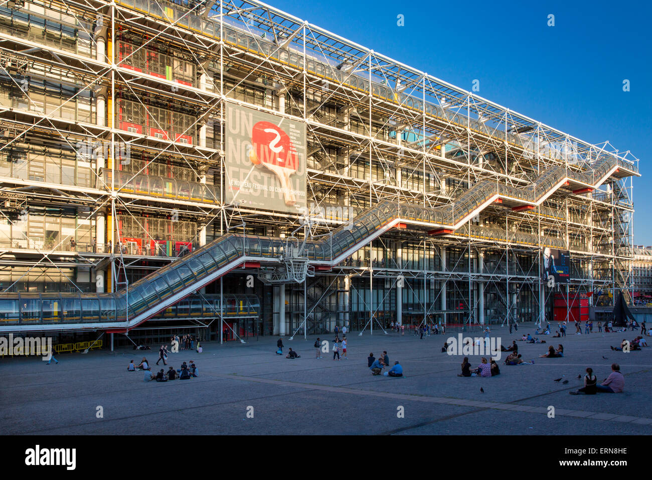 Abend unterhalb des Centre Pompidou im 4. Arrondissement, Paris, Frankreich Stockfoto