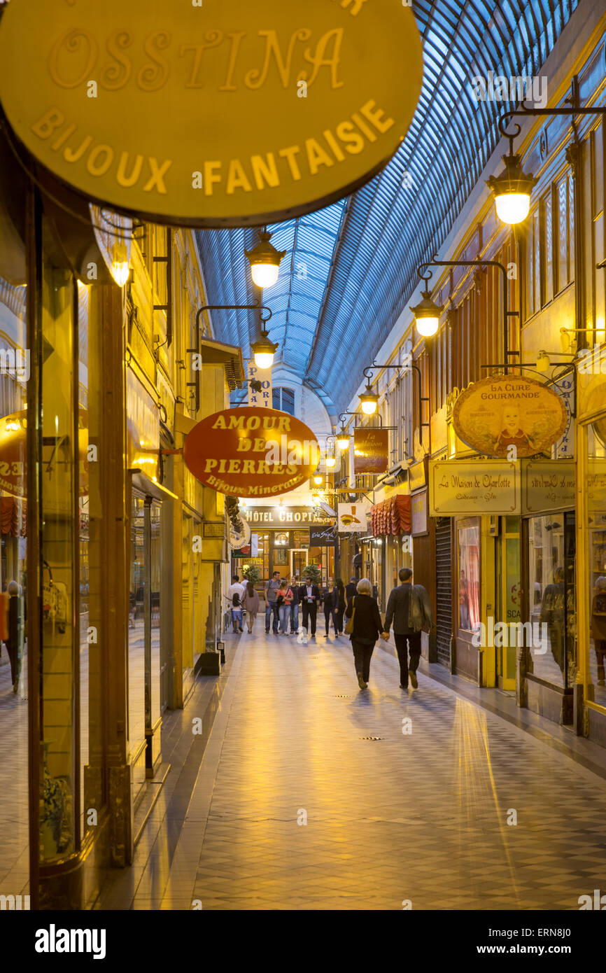 Abend im Passage Jouffroy - b. 1845, Paris, Frankreich Stockfoto