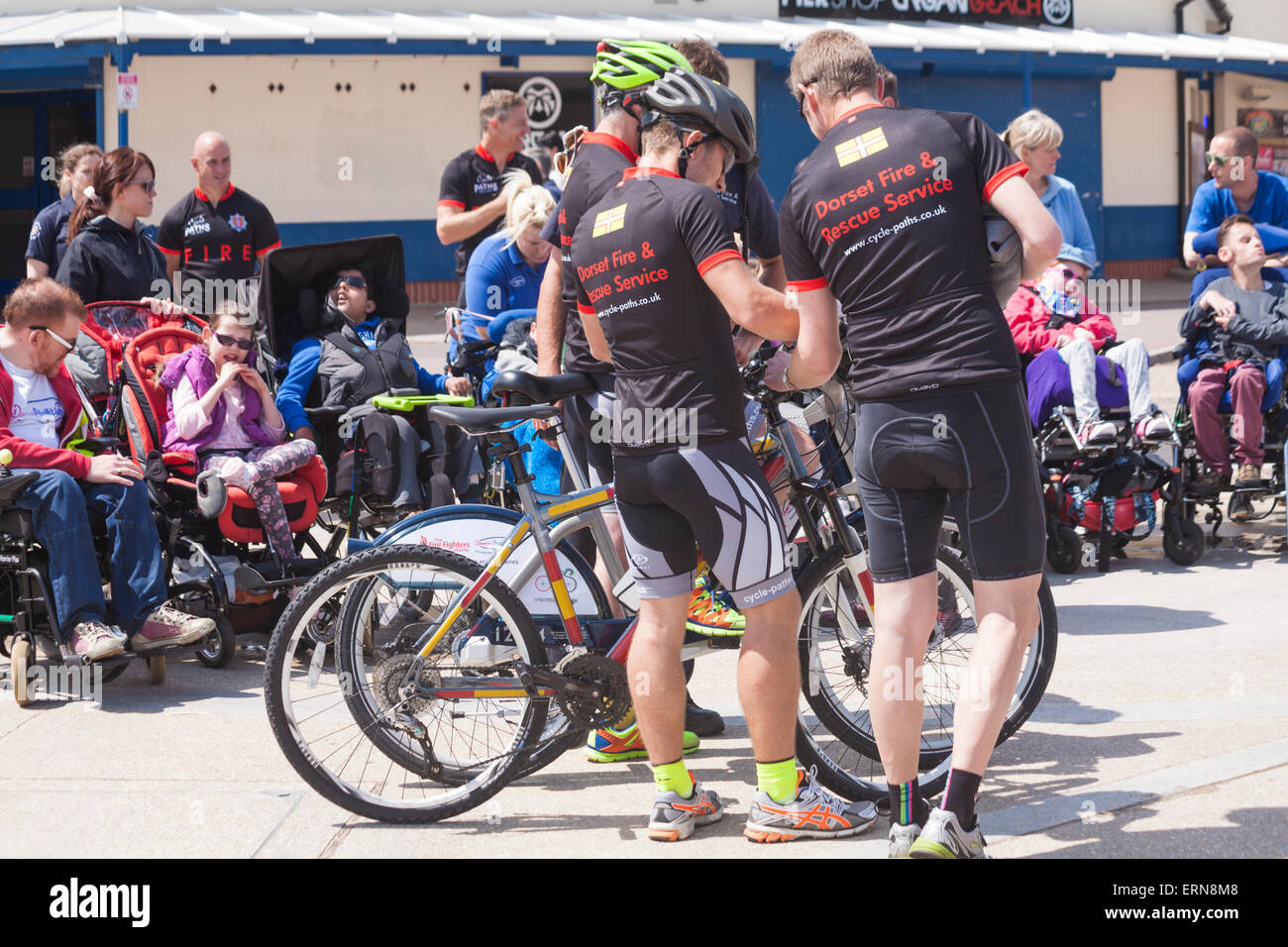 Bournemouth, UK 5. Juni 2015. Ein Team der Feuerwehr sind dabei die Pier, Pier Zyklus Herausforderung auf einem Fahrrad Boris um Geld für die Feuerwehrleute Charity und vielfältigen Fähigkeiten zu erhöhen. Die Herausforderung sieht sie 300 Meilen von Bournemouth Pier, Abfahrt am Mittag heute nach Blackpool Pier fahren. Sie sind auf einem Boris Bike Radfahren die 23 kg im Vergleich zu einem durchschnittlichen Rennrad mit einem Gewicht von etwa 8 kg wiegt. Sie werden für die vollen 24 Stunden Radfahren, haben ein frisches Paar Beine jede halbe Stunde, über 4 Stationen insgesamt zu tun. Bildnachweis: Carolyn Jenkins/Alamy Live-Nachrichten Stockfoto