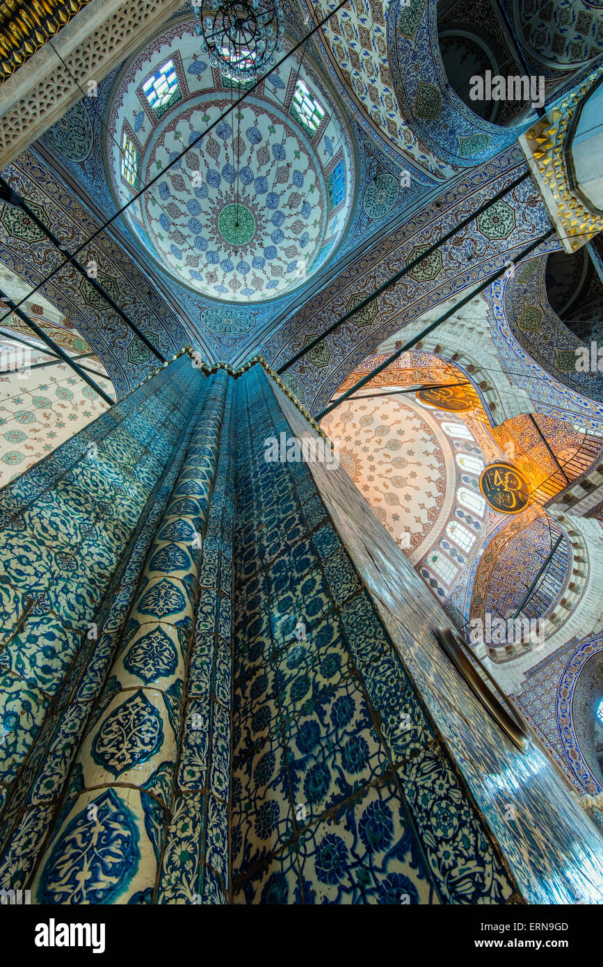 Innen-und niedrigen Winkel Ansicht der Yeni Cami oder neue Moschee, Istanbul, Türkei Stockfoto