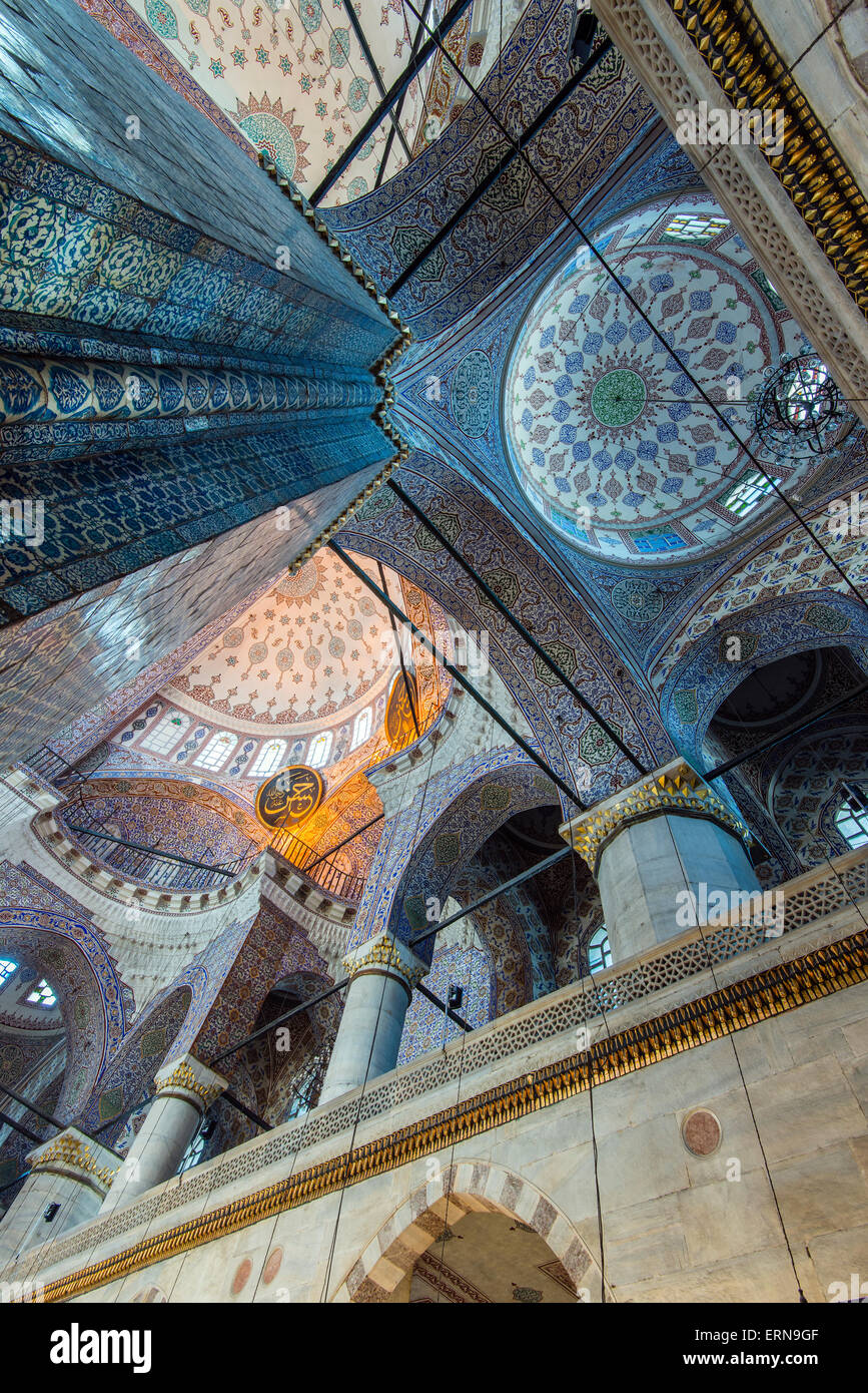 Innen-und niedrigen Winkel Ansicht der Yeni Cami oder neue Moschee, Istanbul, Türkei Stockfoto