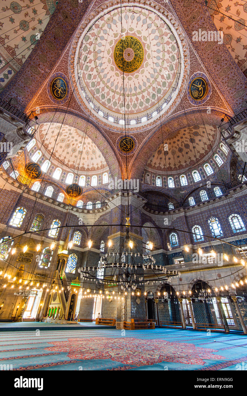 Innen-und niedrigen Winkel Ansicht der Yeni Cami oder neue Moschee, Istanbul, Türkei Stockfoto