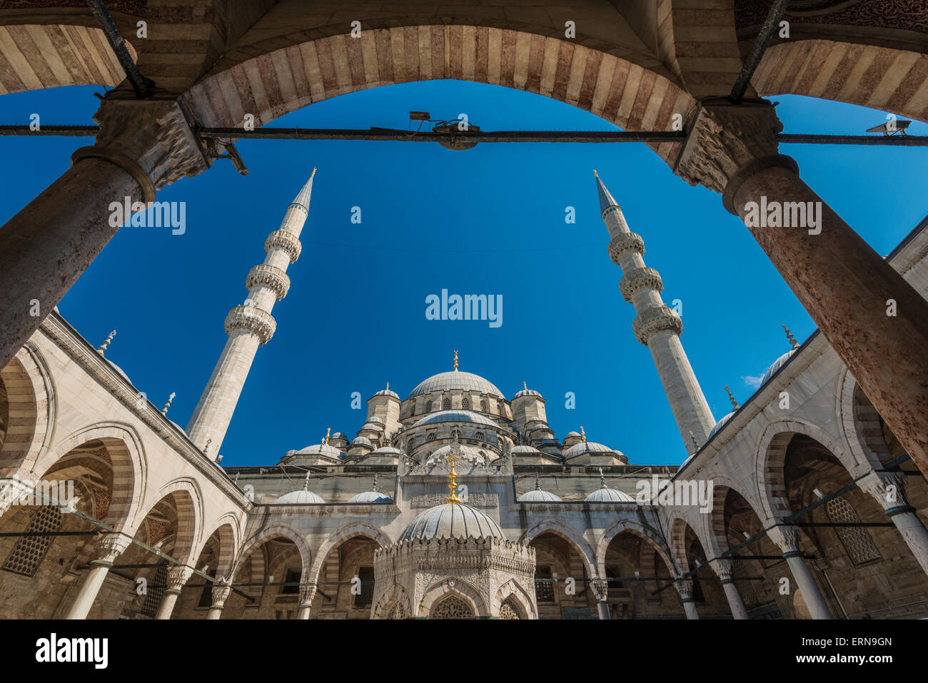 Innenhof niedrigen Winkel Ansicht der Yeni Cami oder neue Moschee, Istanbul, Türkei Stockfoto