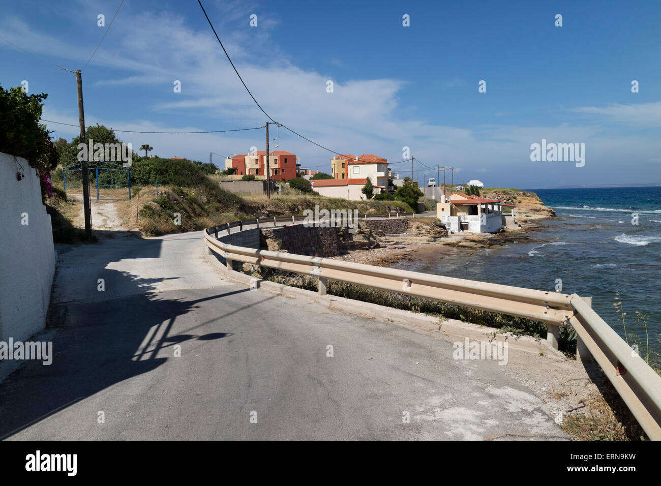 Straße in der Nähe der Küste in Mega Limnionas auf der Insel Chios, Griechenland Stockfoto