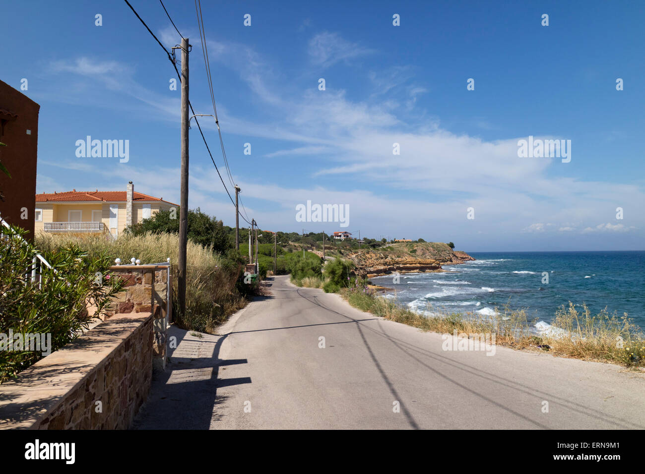 Straße in der Nähe der Küste in Mega Limnionas auf der Insel Chios, Griechenland Stockfoto