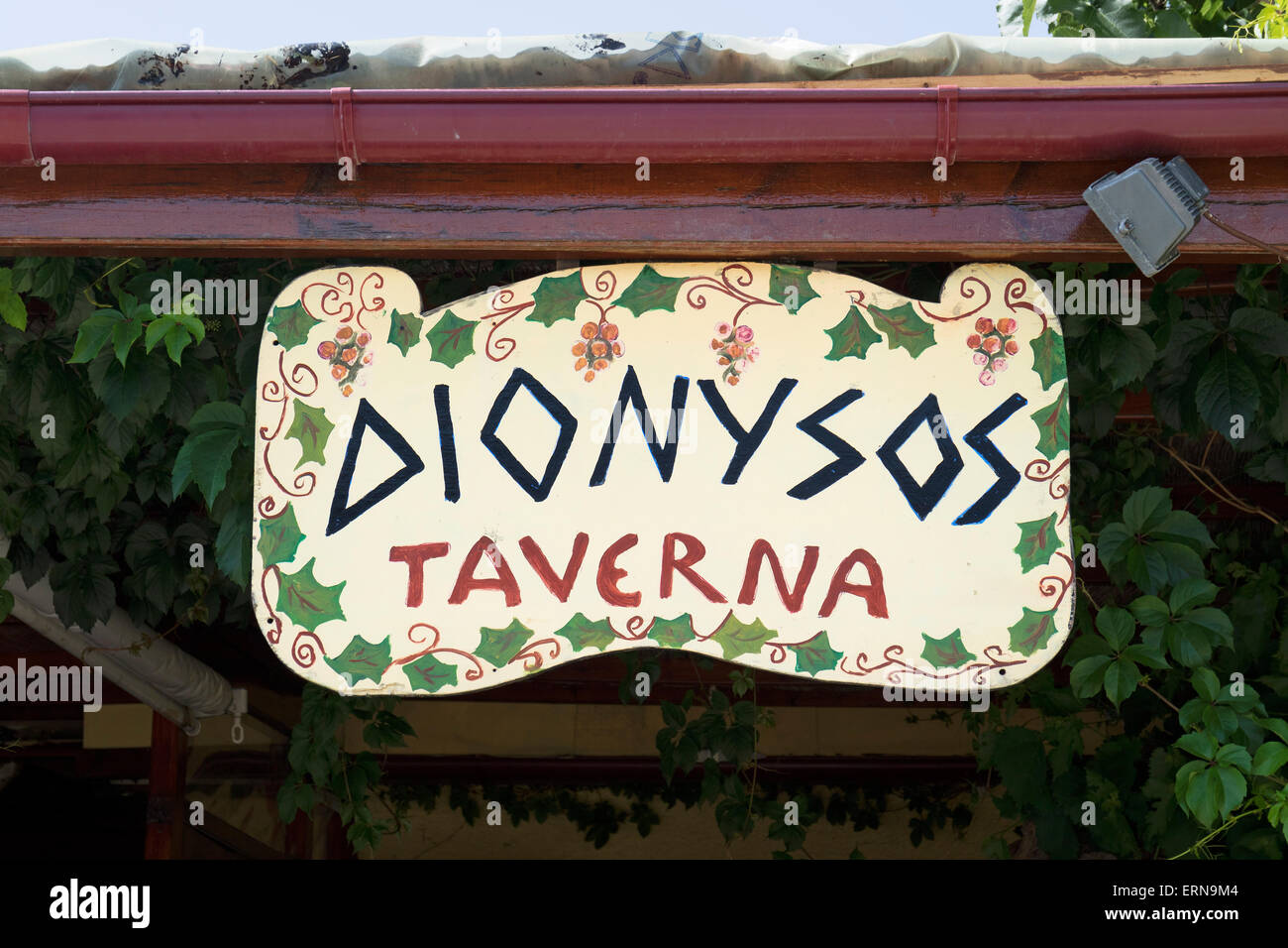 Gemalte Zeichen für eine Taverne in Mega Limnionas auf der Insel Chios, Griechenland Stockfoto