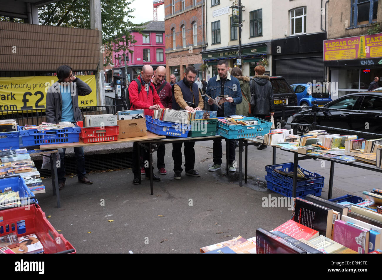 Menschen Surfen ein Buch und Rekord Stand in der Thomas Street in der nördlichen Viertel von Manchester UK Stockfoto