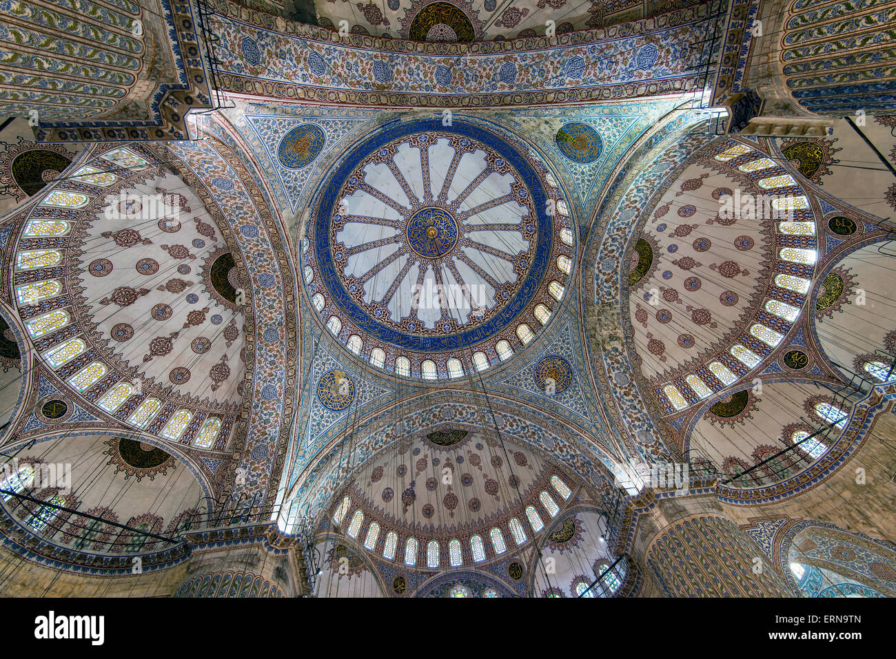 Innen-und niedrigen Winkel Blick auf die Sultan Ahmed Mosque oder blaue Moschee, Sultanahmet, Istanbul, Türkei Stockfoto