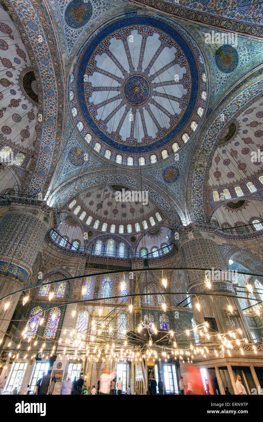 Innen-und niedrigen Winkel Blick auf die Sultan Ahmed Mosque oder blaue Moschee, Sultanahmet, Istanbul, Türkei Stockfoto