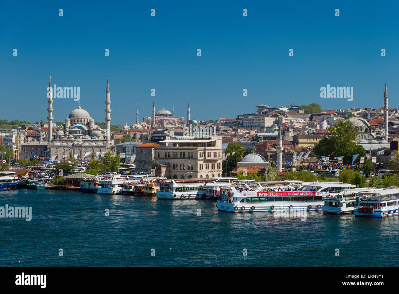 Die Skyline der Stadt mit Yeni Cami oder die neue Moschee und die Hagia Sophia, Istanbul, Türkei Stockfoto