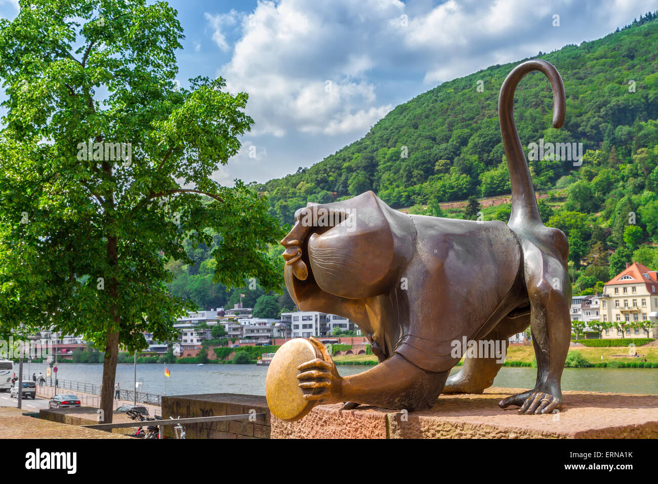 Bronze-Skulptur eines Affen auf der alten Brücke. Heidelberg. Deutschland Stockfoto