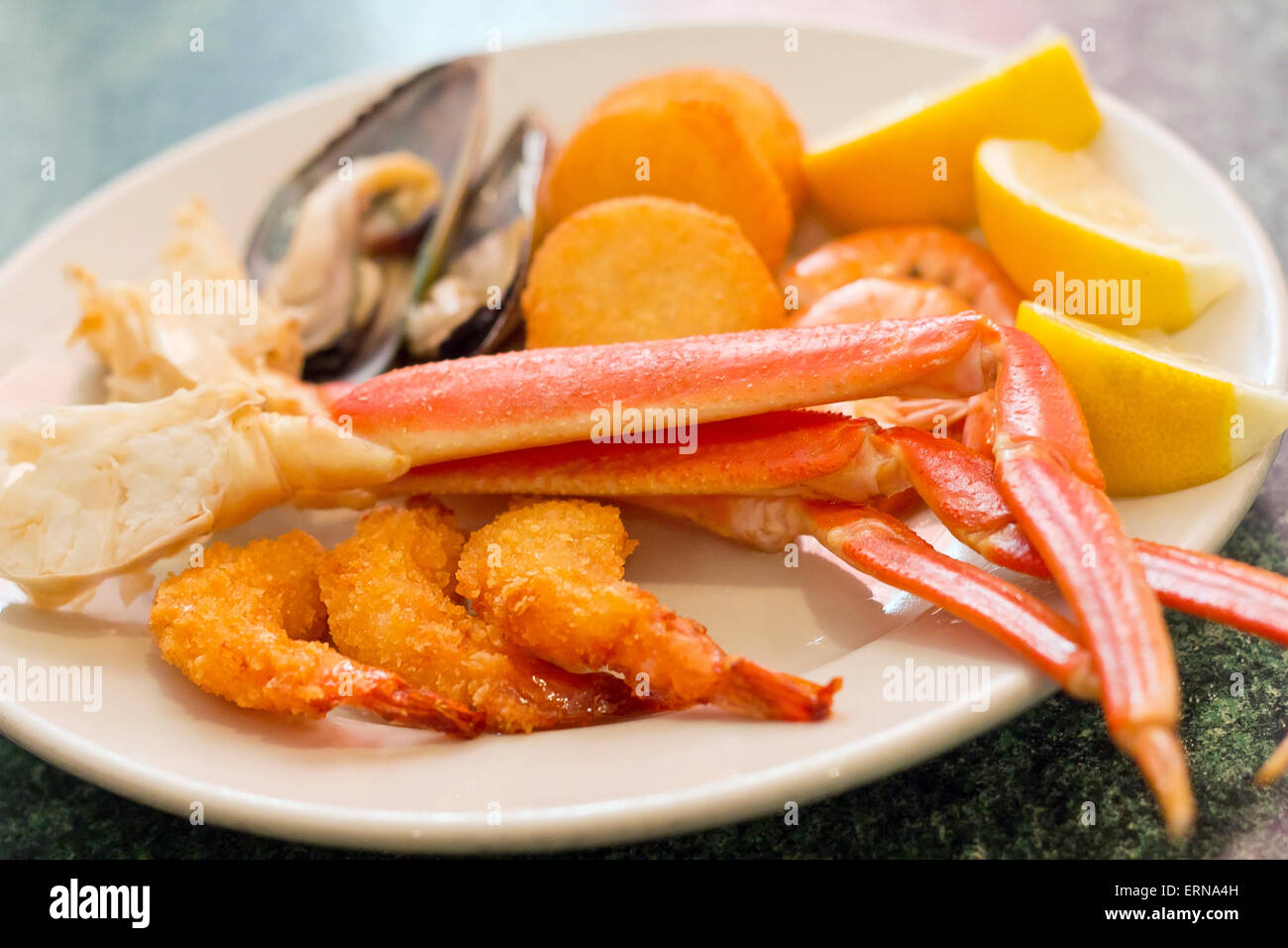 Meeresfrüchte-Medley einschließlich Krabbenbeine panierte Garnelen Muskeln und gebratenen Jakobsmuscheln Stockfoto