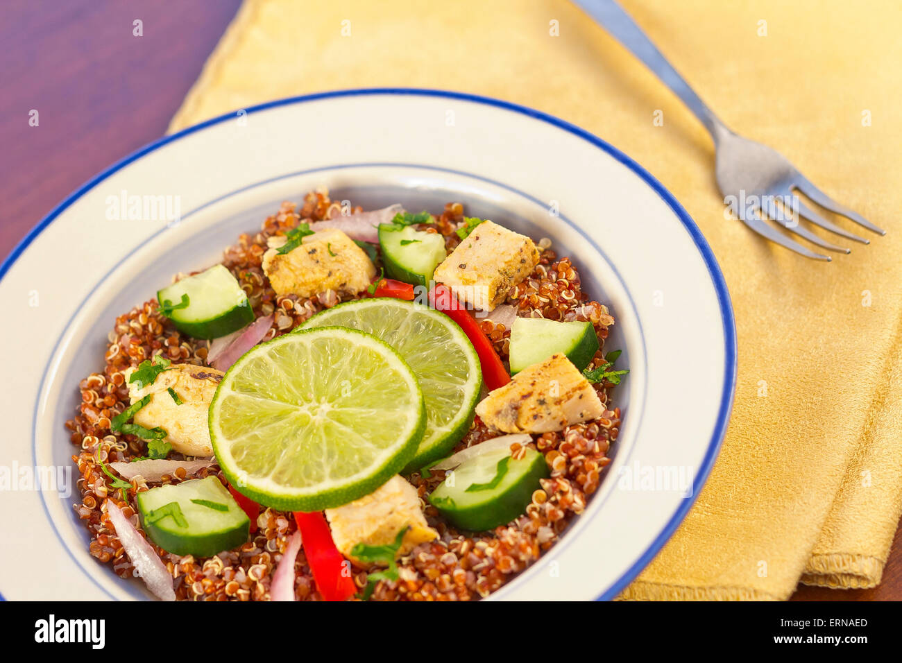 Roter Quinoa-Taboulé Salat mit saftig gegrilltem Hähnchen und Gurken mit gehackter Petersilie Stockfoto