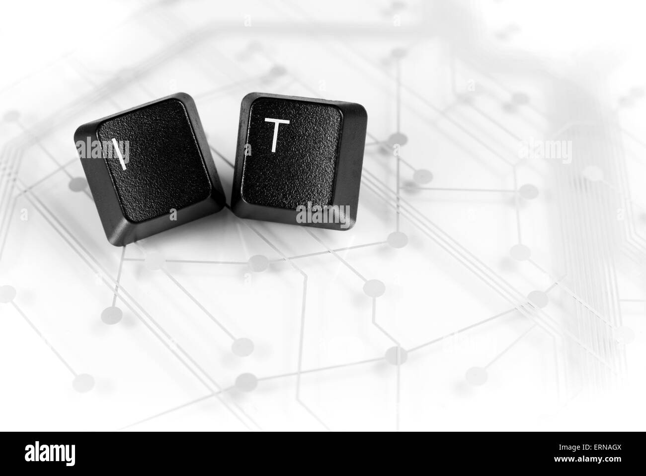 IT-Helpdesk - zwei schwarze Tastatur Tasten mit Buchstaben I und T auf weißer Platine Hintergrund Stockfoto
