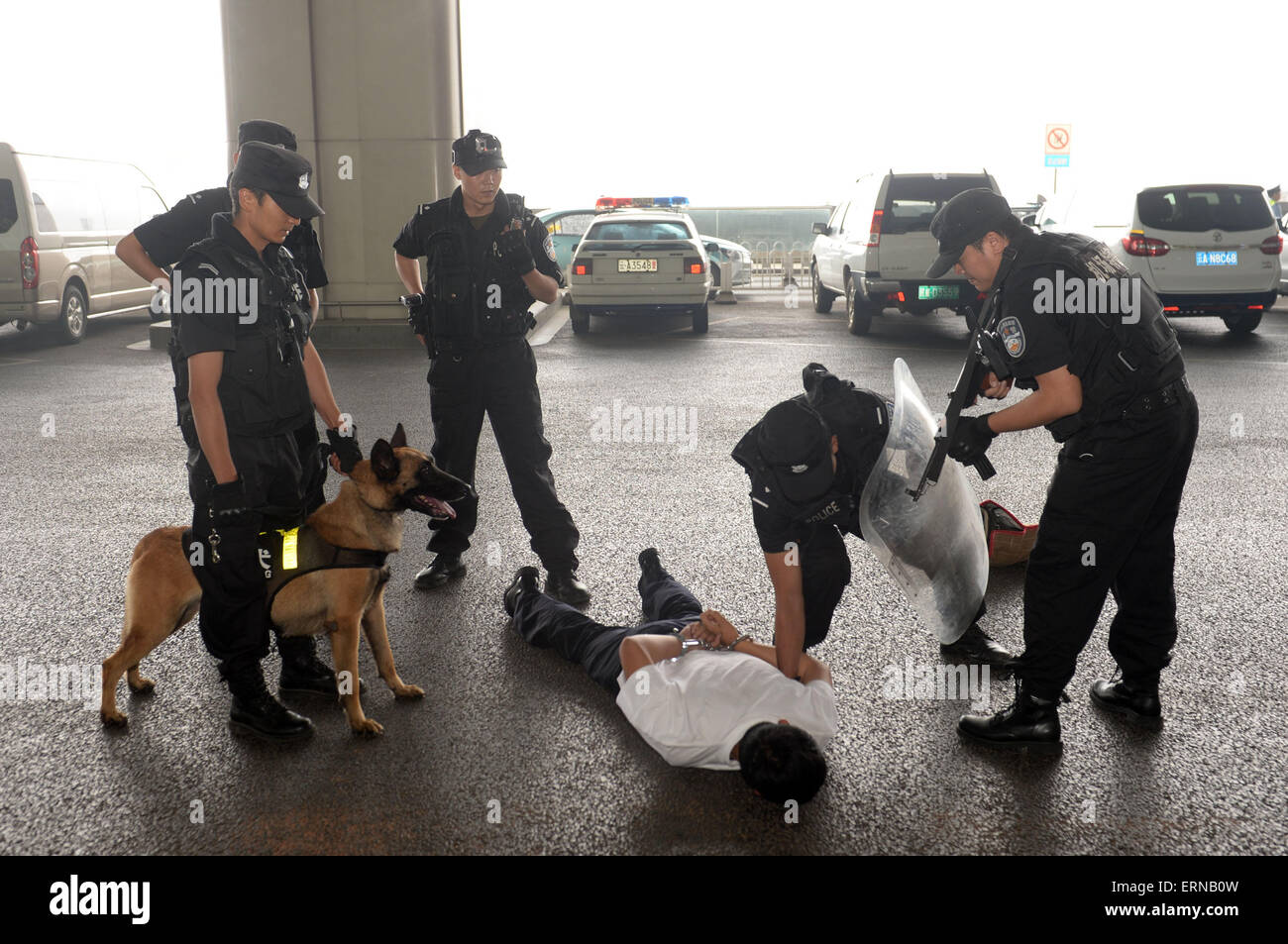 Kunming, China Yunnan Provinz. 5. Juni 2015. Polizisten nehmen Teil in eine Anti-Terror-Übung in Kunming, Hauptstadt der südwestlichen chinesischen Provinz Yunnan, 5. Juni 2015. Der Bohrer wurde abgehalten, um Vorbereitungen für die kommende 3. China South Asia Expo vom 12-16. Juni machen. Bildnachweis: Hu Chao/Xinhua/Alamy Live-Nachrichten Stockfoto