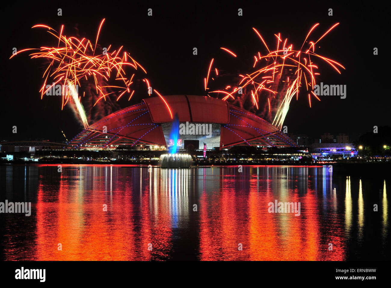 (150605)--Singapur, 5. Juni 2015 (Xinhua)--Foto am 5. Juni 2015 zeigt Feuerwerk am Himmel über Singapurs Nationalstadion während der Eröffnungsfeier der 28. Südostasien (Meer) Spiele. (Xinhua/Then Chih Wey) Stockfoto