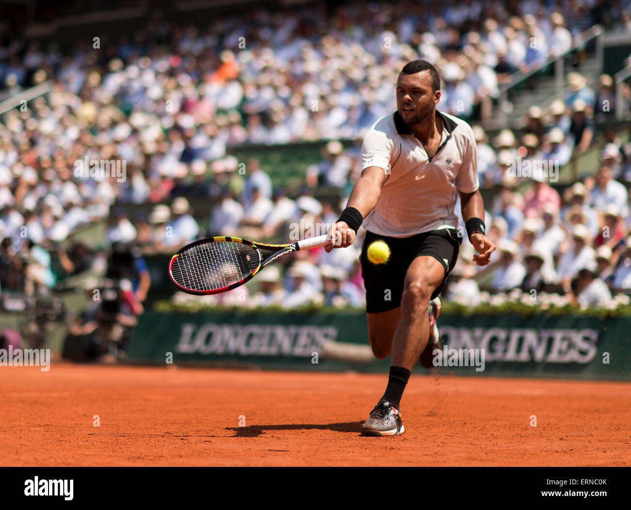 Paris, Frankreich. 5. Juni 2015. Roland Garros French Open. Jo-Wilfried Tsonga Frankreichs in Aktion während seine Männer-Einzel-Match gegen Stan Wawrinka der Schweiz am Tag dreizehn 2015 französische Open 2015 in Paris, Frankreich. Wawrinka gewann das Match 6: 3 6-7-7-6-6-4, ins Finale zu bewegen. Bildnachweis: Aktion Plus Sport/Alamy Live-Nachrichten Stockfoto