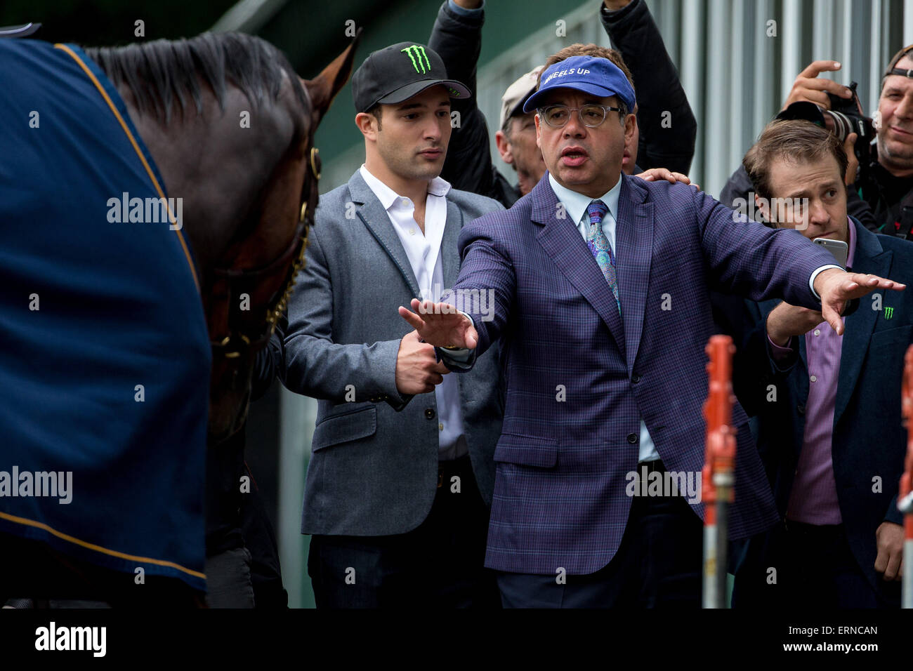 New York, NY, USA. 5. Juni 2015. 5. Juni 2015: Ahmed Zayat, Besitzer des amerikanischen Pharoah Uhren amerikanisches Pharoah immer ein Bad nach dem Training in Vorbereitung auf die 147. laufen die Belmont Stakes in Belmont Park in New York, NY. Jon Durr/ESW/CSM/Alamy Live-Nachrichten Stockfoto