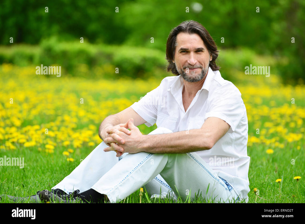 ein erwachsener Mann in der Sommerpark Stockfoto