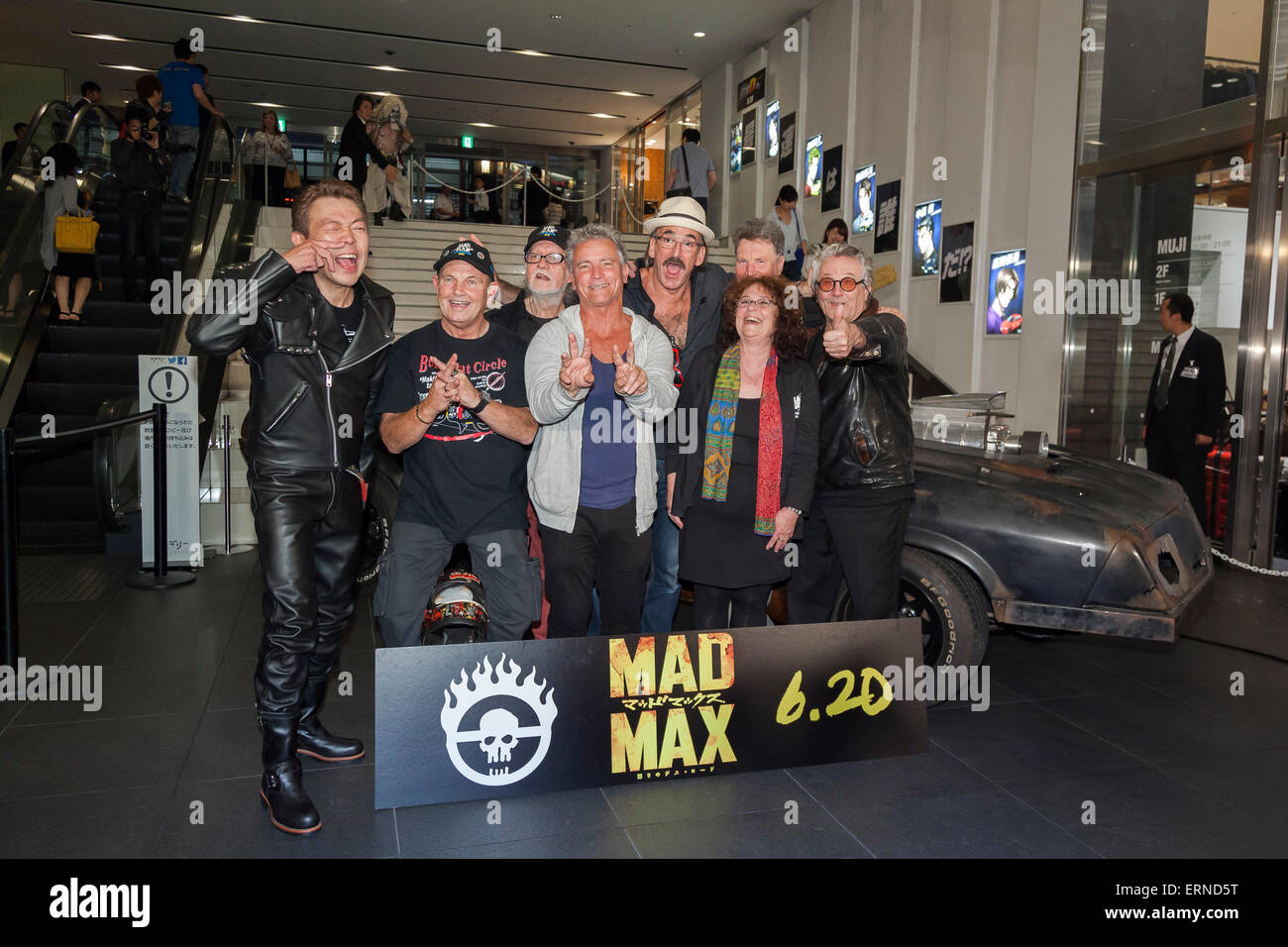 (L, R) Japanischen Komiker Sujitaro Tamabukuro, Stuntman Dale Bench, australischer Schauspieler Vincent Gil, australischer Schauspieler Tim Burns, Schauspieler Paul Johnstone, australischer Schauspieler Vernon Wells, australische Schauspielerin Joanne Samuel und australischer Regisseur George Miller, Cast und Crew von der ursprünglichen Mad Max Film (1979) Pose für die Kameras bei einem Fototermin für den Film "Mad Max: Fury Road" in der Innenstadt von Tokio am 5. Juni , 2015. Der Film schlägt die Theatern in ganz Japan am 20. Juni. (Foto von Rodrigo Reyes Marin/AFLO) Stockfoto