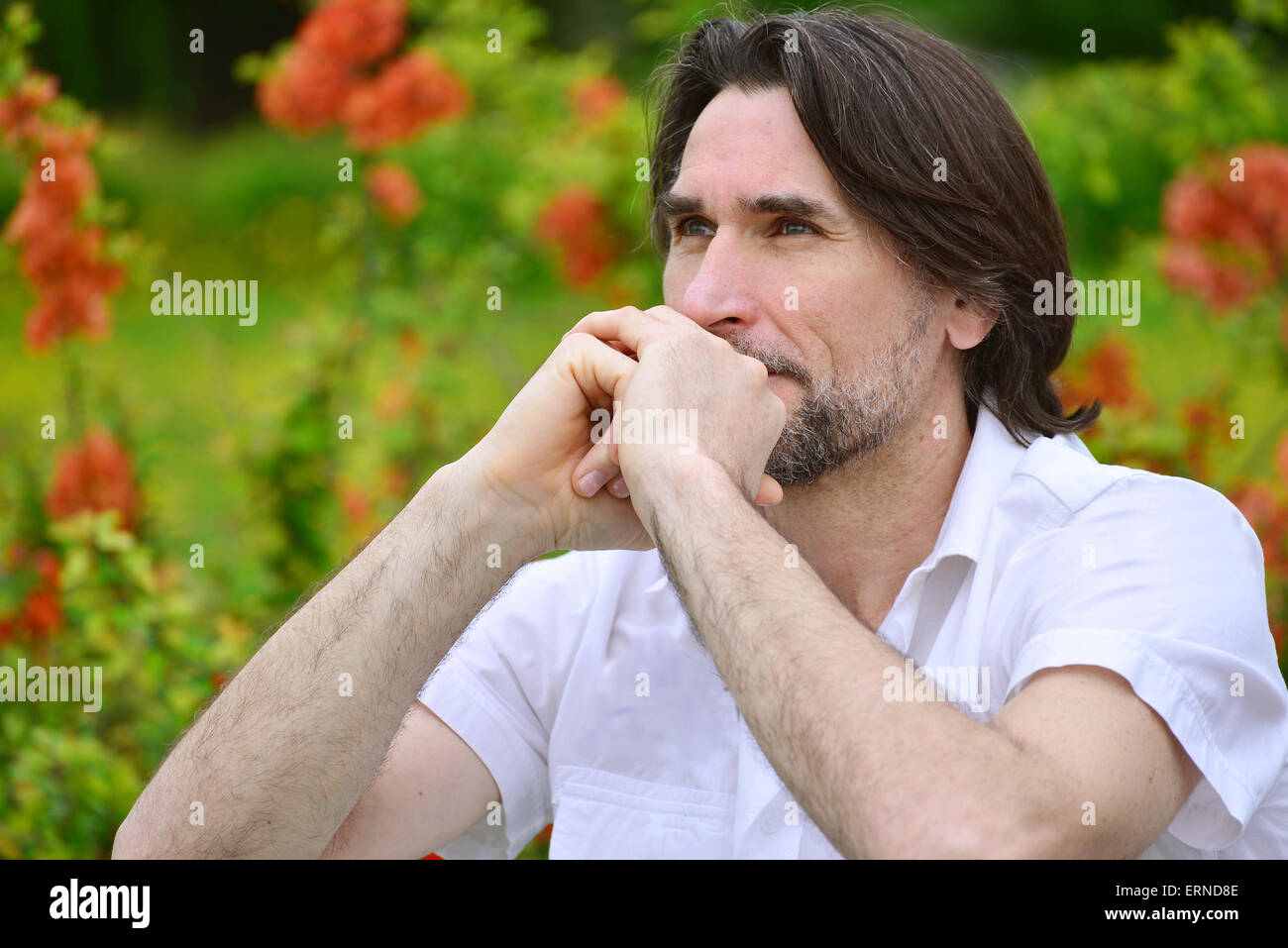 Ein erwachsener Mann in der Sommerpark Stockfoto