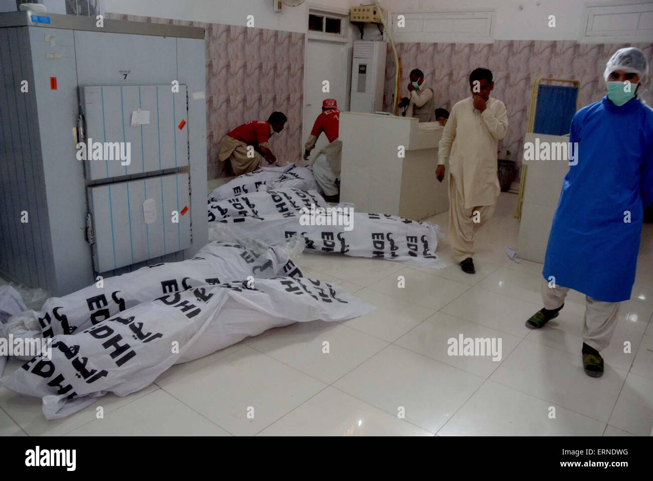 Leichen in Kalat gefunden werden auf Freitag, 5. Juni 2015 im Leichenschauhaus Civil Hospital in Quetta gehalten. Neun unidentifizierte Leichen gefunden in Kalat, sind auch tödlich von kriminellen erschossen. Stockfoto