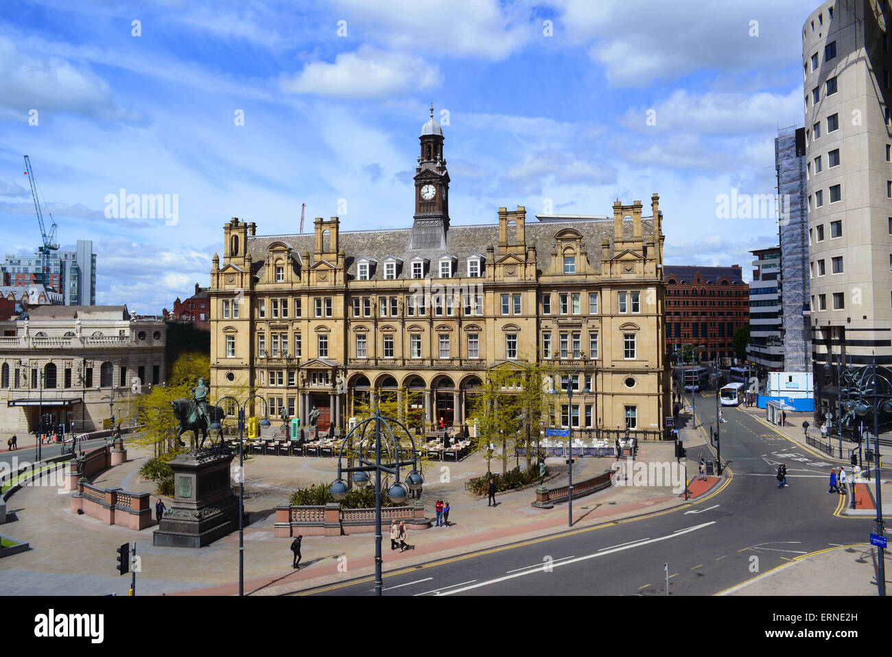 quadratische Stadt Leeds, Yorkshire, Vereinigtes Königreich mit Statue, Edward Prince Of Wales, der schwarze Prinz, der bei Crécy kämpfte Stockfoto