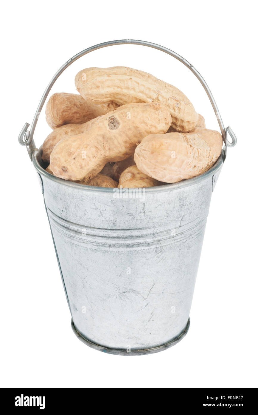 Eimer mit Erdnuss Muttern, isoliert auf weißem Hintergrund Stockfoto